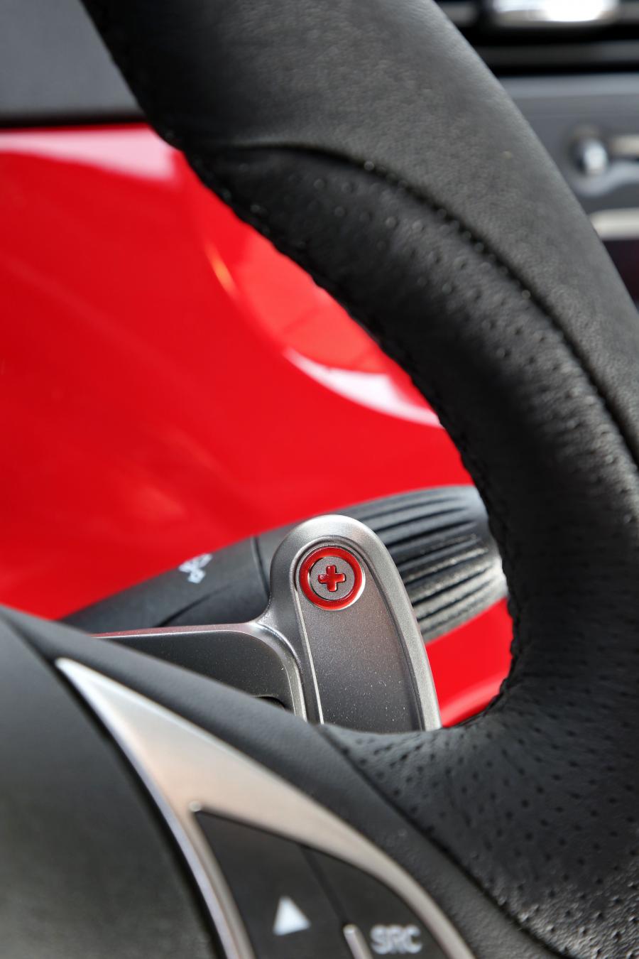 Детали интерьера Abarth 595C Turismo 2012 года  (фото 13 из 54)